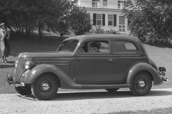 1935 Ford Model 48 Deluxe Tudor