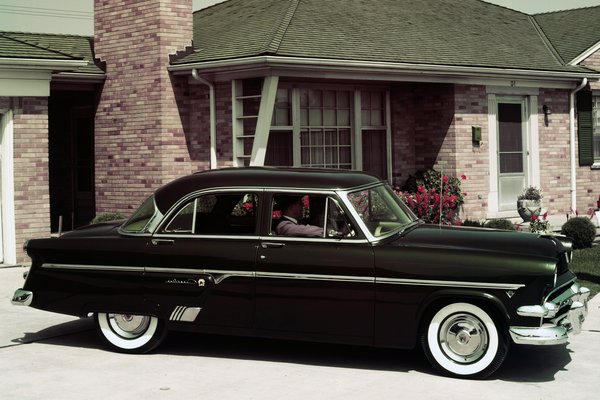 1954 Ford Crestline 4d sedan