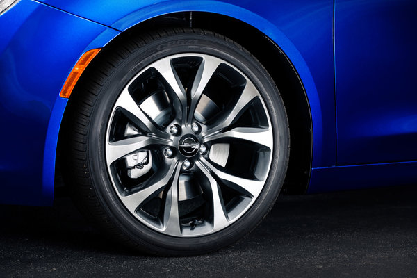 2015 Chrysler 200 S Wheel