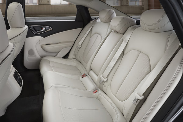 2015 Chrysler 200 S Interior