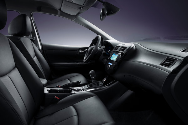 2015 Nissan Pulsar Interior