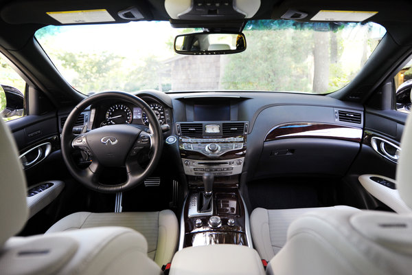 2015 Infiniti Q70 Interior