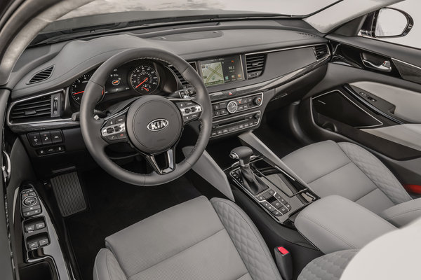 2017 Kia Cadenza Interior