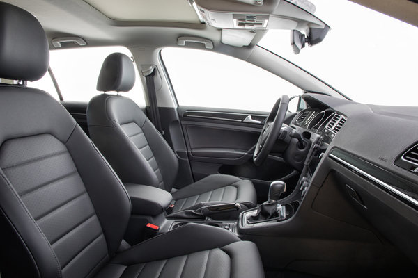 2018 Volkswagen Golf 5d Interior