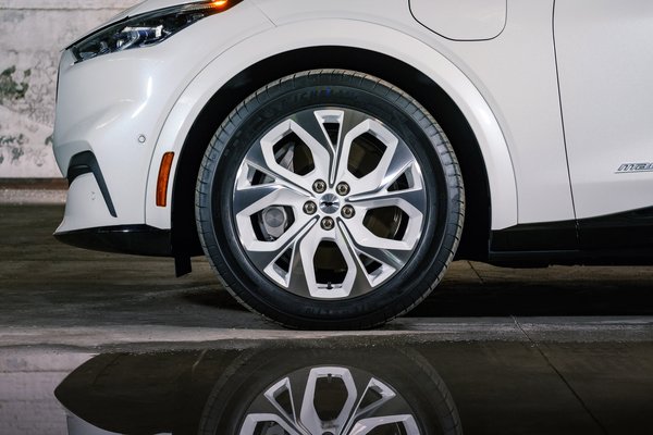 2022 Ford Mustang Mach-E Ice White appearance package Wheel