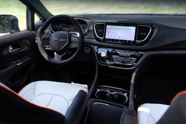 2025 Chrysler Pacifica Grizzly Peak Interior